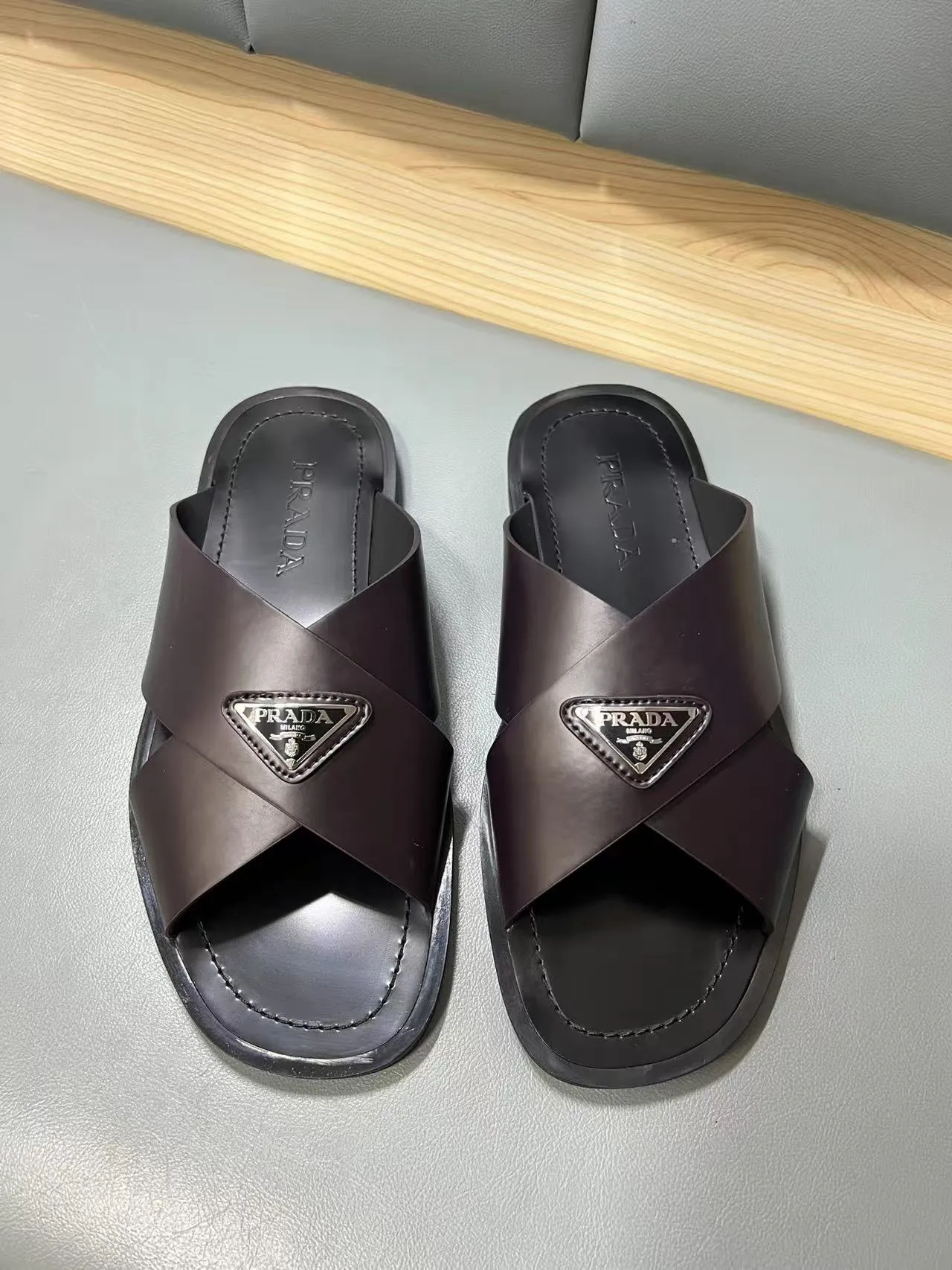 340💰PRADA Prada’s latest slippers are synchronized with the official website. This slipper is made of the brand’s unique and iconic Saffiano leather. The brand logo jumps out from the double straps, and the brand style is clearly visible. Cowhide gives men elegant charm and functional design, making it an ideal choice for vacation and leisure. Size:38-45